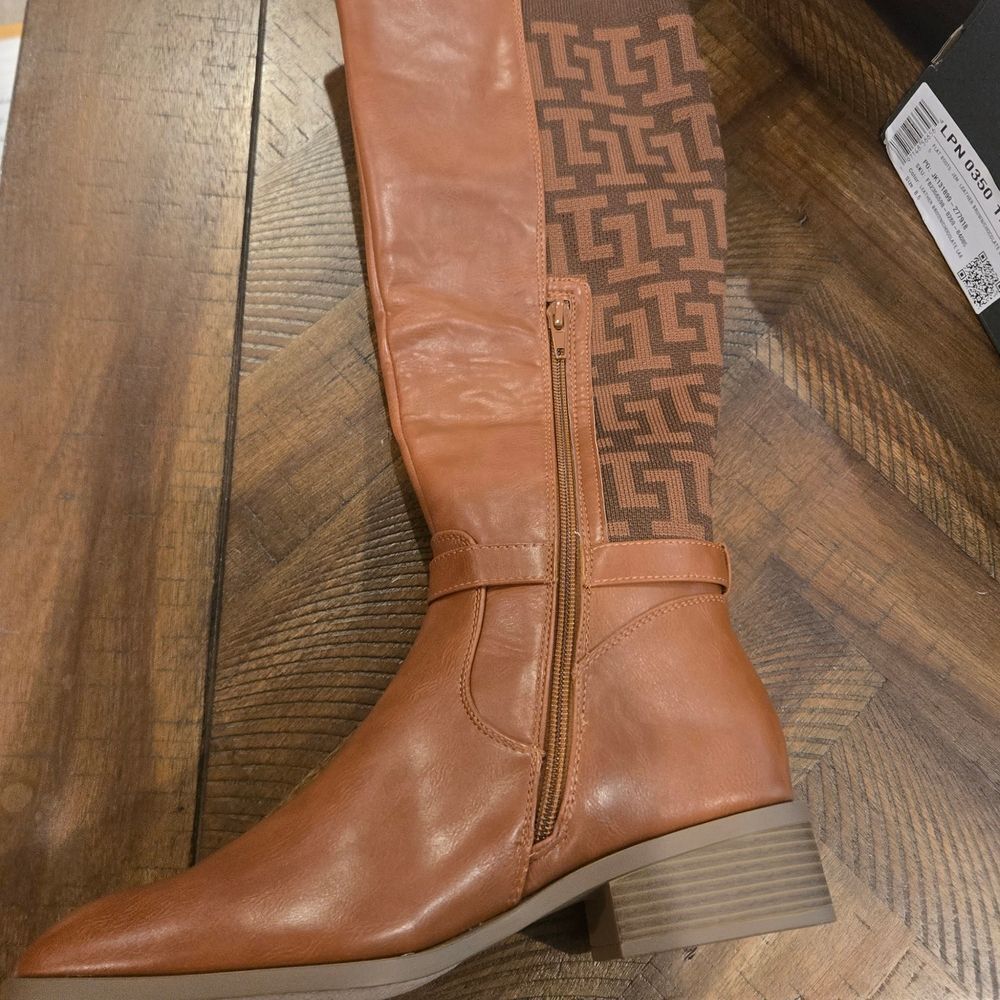 New In Box Stylish Brown Boots 8.5 perfect condition - excellent Christmas gift!